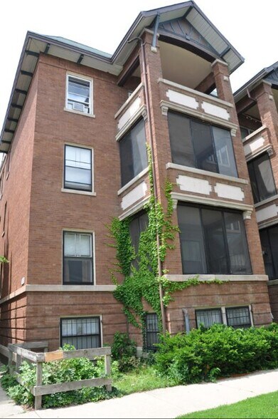 Building Photo - 910 W Waveland Ave