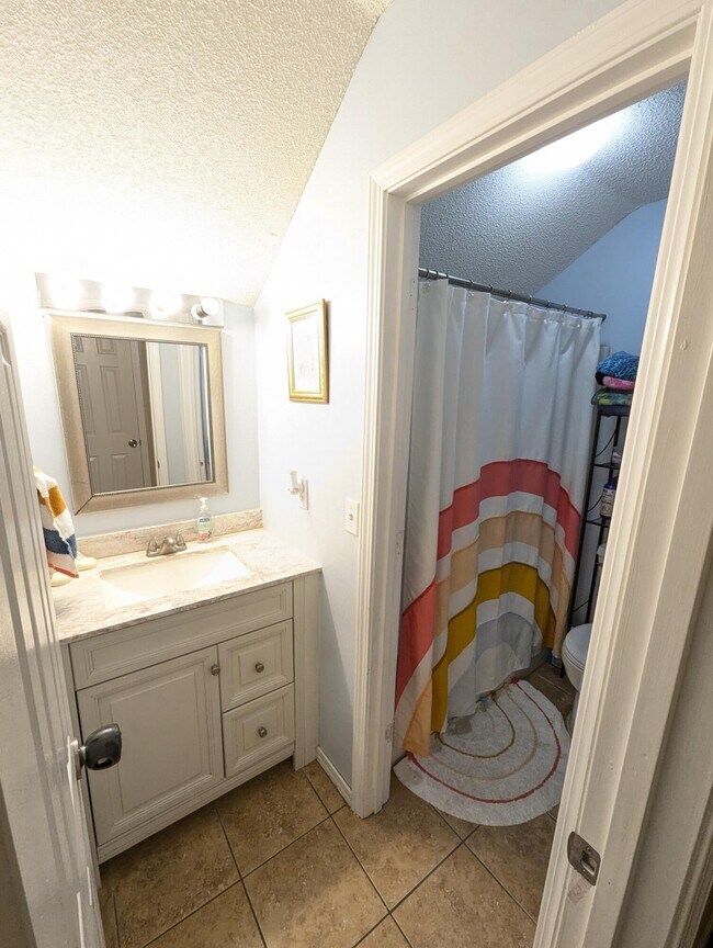 Building Photo - 437 Bridgewater Ct