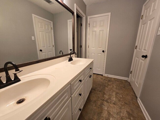 Building Photo - 1028 Kierre Dr