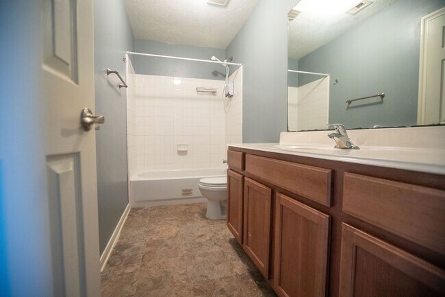 Building Photo - Style, Comfort & Location—The Perfect Hous...