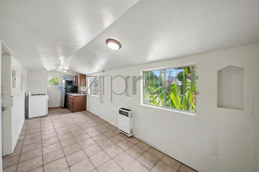 Building Photo - Unit B