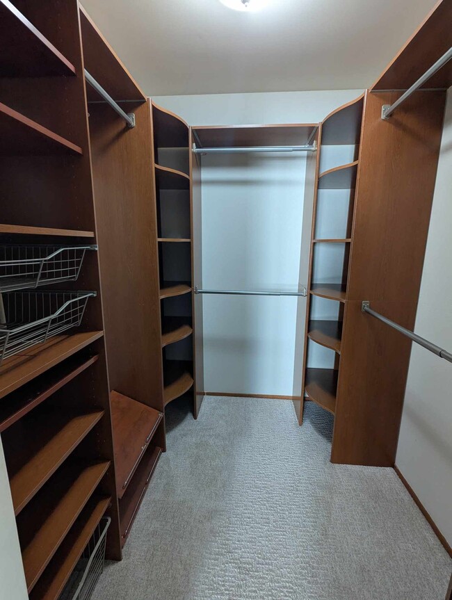 Walk in closet (master rom) - 1067 Shell Blvd