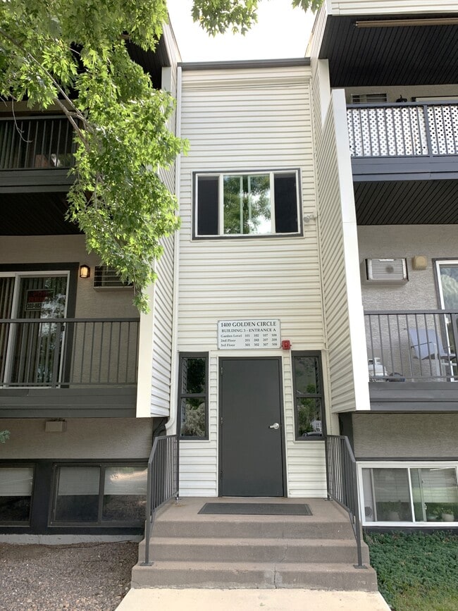 Primary Photo - 1400 Golden Cir