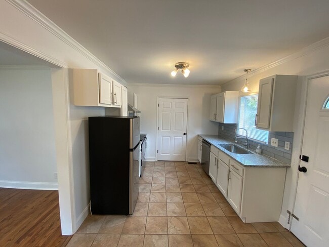 Building Photo - Cozy Ranch style home located in the Sedgefield Community !