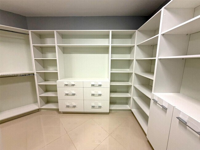 Building Photo - 879 NE 195th St