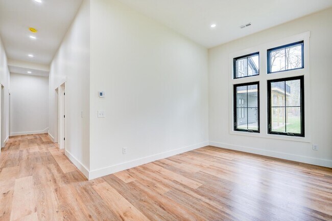 Building Photo - 19 Hidden Glade Dr