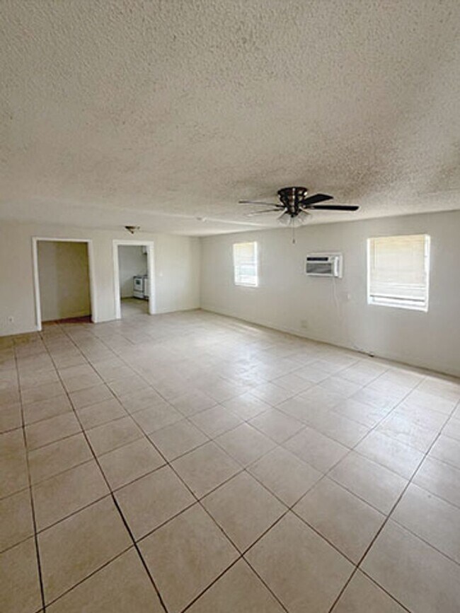 Building Photo - 1125 W 28th St