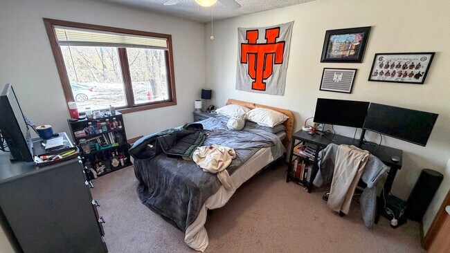 Building Photo - Spacious 3-Bedroom just off Como Ave!