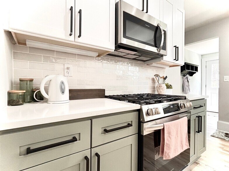 Building Photo - 2240 Queen St