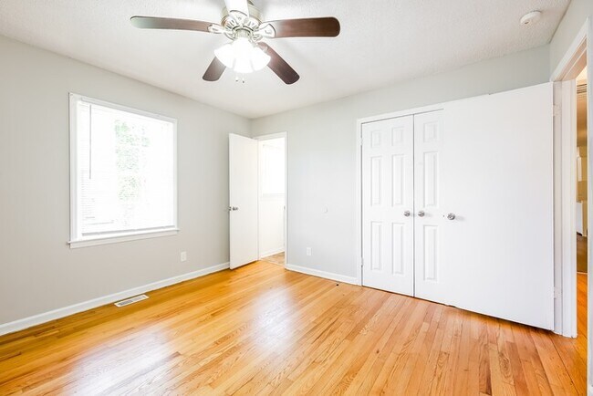 Building Photo - 123 Bondale Dr