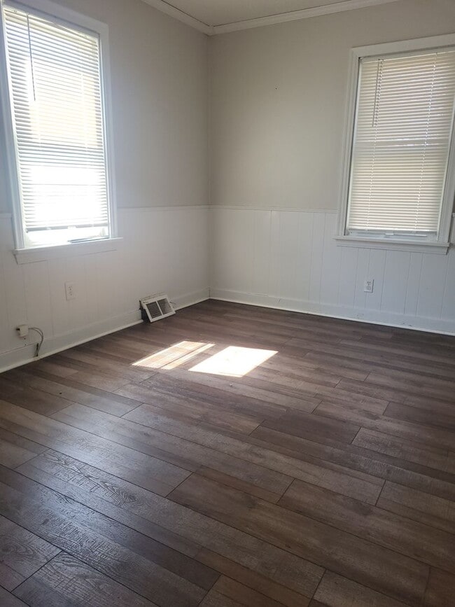 Building Photo - Three bedroom two bath located in North Hills!