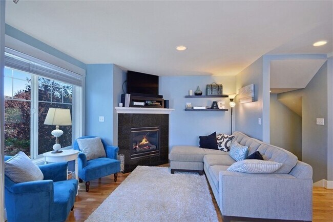 Building Photo - Stylish Townhome 4 Blocks North of Green Lake