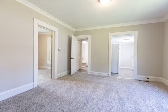 Building Photo - Recently Updated and Move-In Ready!