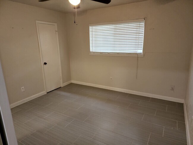 Building Photo - 4865 Beechaven St