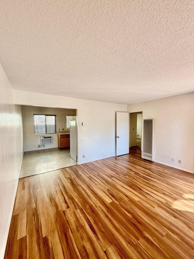 Building Photo - 287 E Elm St