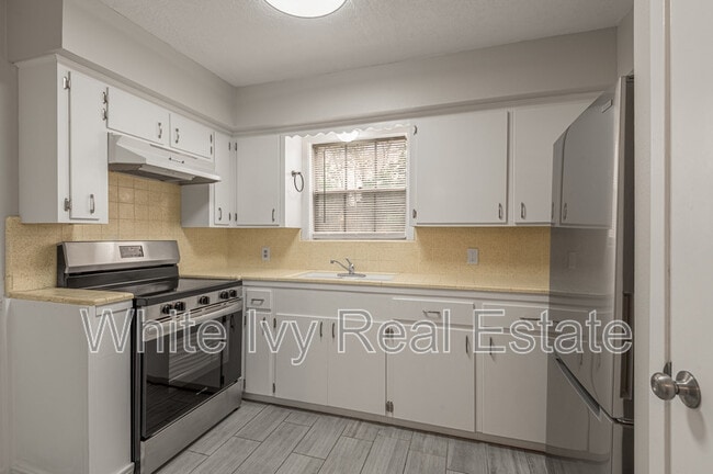 Building Photo - 818 University Ave