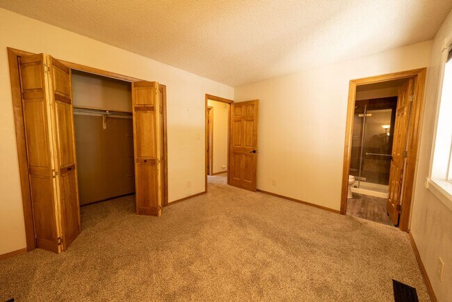 Building Photo - ***MOVE IN SPECIAL*** $500 OFF 1st MONTH'S...