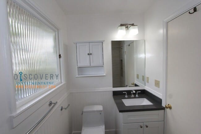 Building Photo - Desirable Elmwood Split Level Townhouse