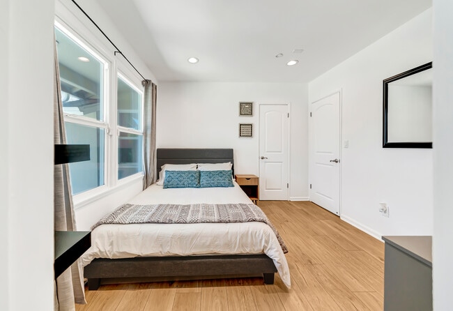 Building Photo - 7700 Oakdale Ave