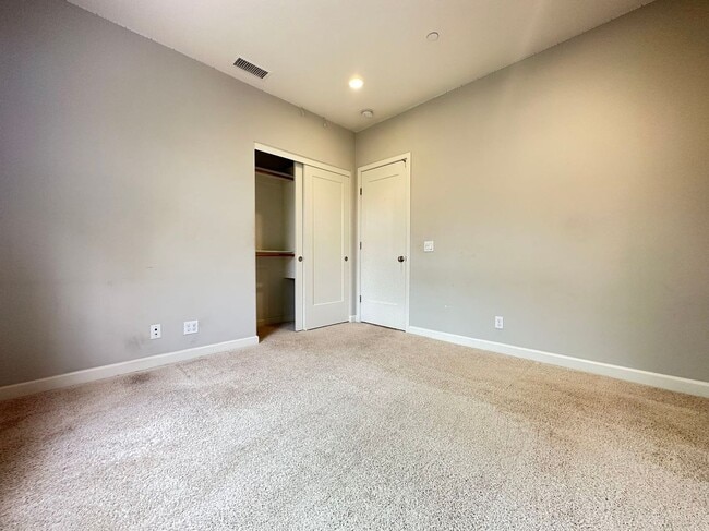 Building Photo - 4 BEDROOM HOME FOR LEASING IN Irvine