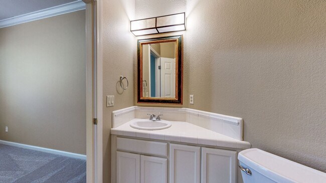 Building Photo - Gorgeous Home with private yards, large de...