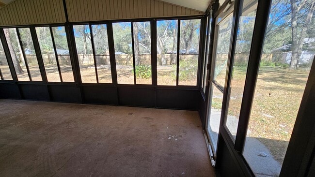 Building Photo - 3 bed, 2 bath 1 car garage