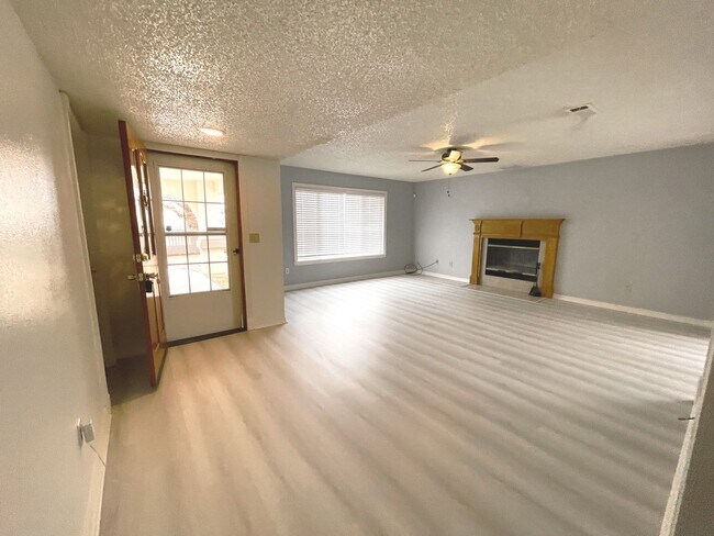 Building Photo - Perfect Pool House!!