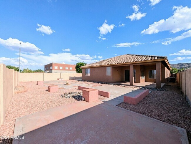 Building Photo - 1530 E Branham Ln