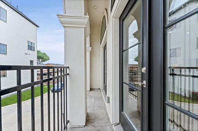 Building Photo - 3339 Beverly Frst Dr