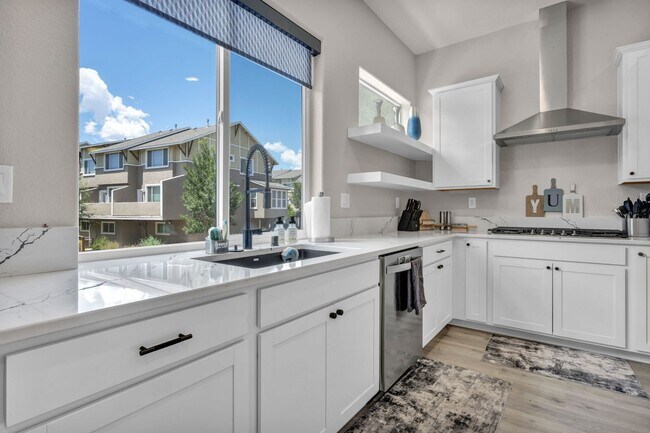 Building Photo - Fully Furnished Modern Townhome with utilities included and flexible lease options available