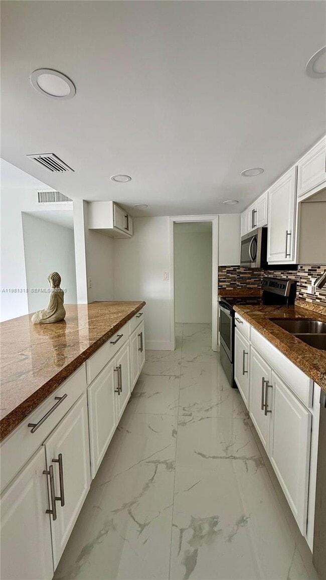 Building Photo - 4174 Inverrary Dr