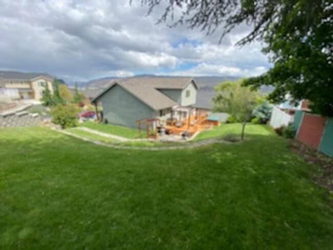 Building Photo - Sunny and spacious 3 bed, 2.5 bath house with living and family room, with huge back yard!