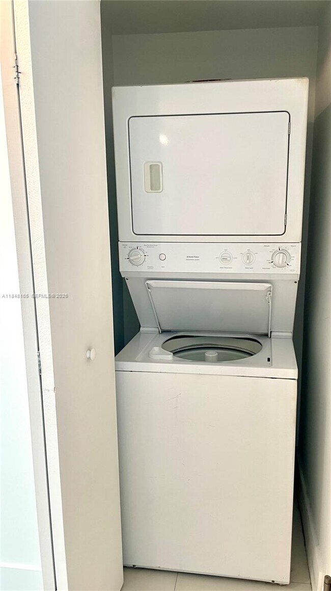 Building Photo - 350 S Miami Ave