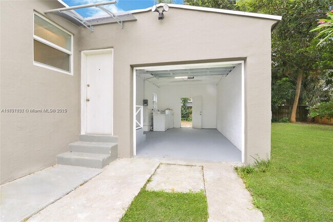 Building Photo - 920 N 26th Ave