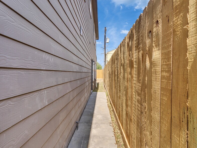 Building Photo - 8625 Homewood Ln