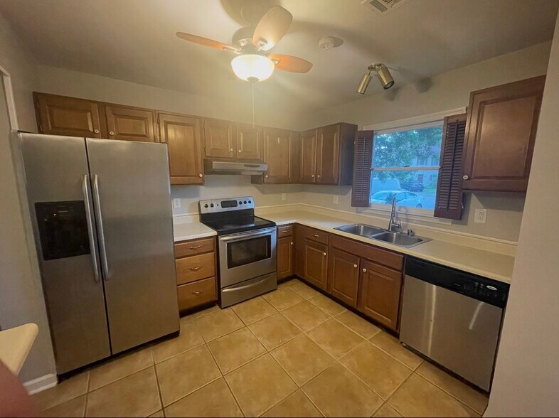 Building Photo - 1408 Deer Lake Cir