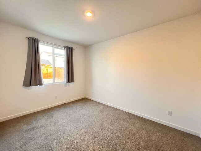 Building Photo - Northwest Bakersfield