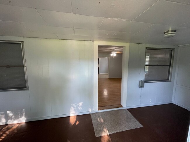 Building Photo - Older 2 bedroom house with a large yard