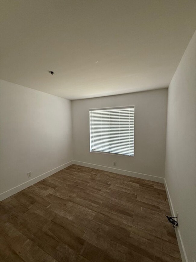Building Photo - Condo in Gated Palm Lake