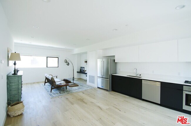 Building Photo - 860 S Wilton Pl