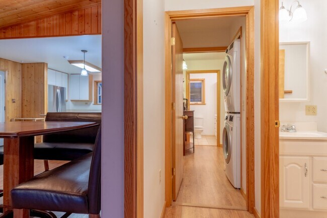 Building Photo - 3BR/3BA Home on 1.9 Acres – Garage & Pet F...