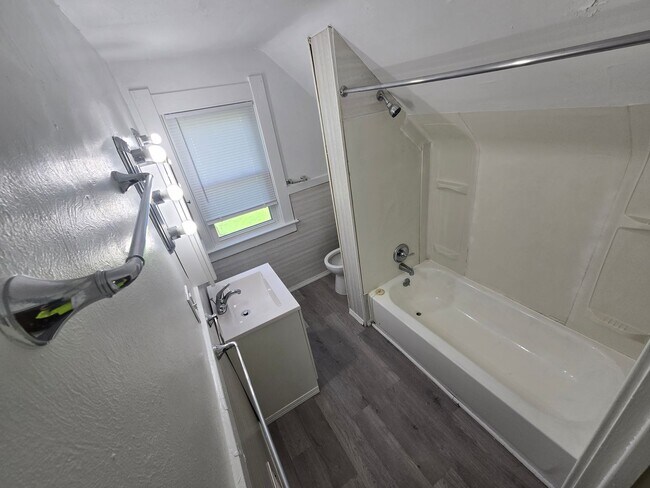 Building Photo - 3 Bedroom House