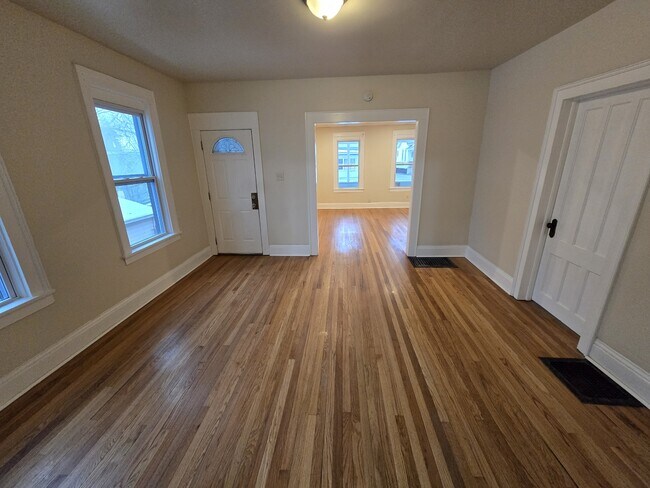 Building Photo - 804 E Division St