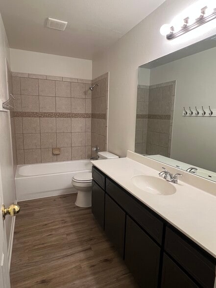 Building Photo - 409 Topeka Ct