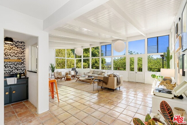 Building Photo - 19783 Valley View Dr