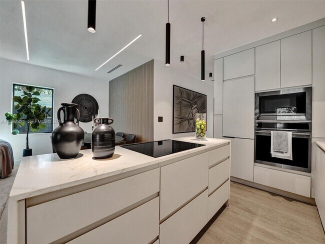 Building Photo - 2066 NE 174th St