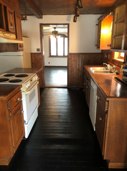 Building Photo - 106 Forest St