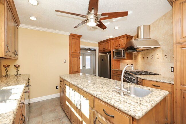 Building Photo - 722 Crossroads Dr