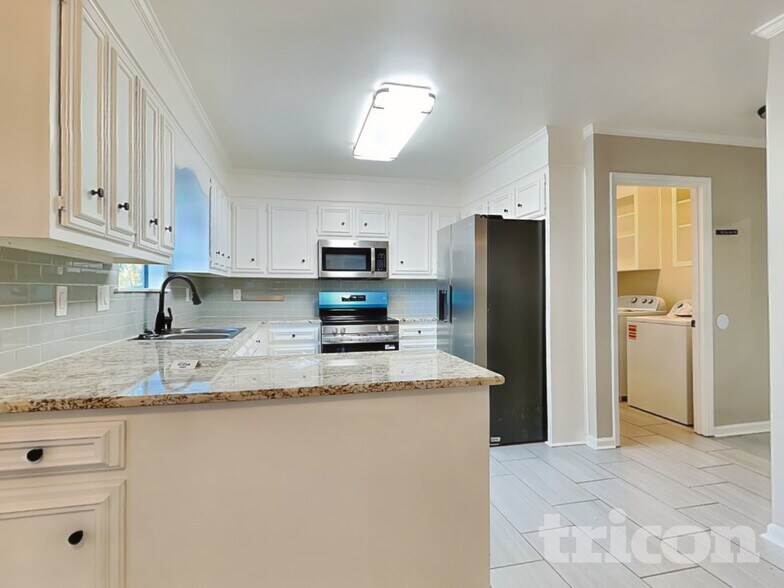 Building Photo - 4585 Hebbard Way