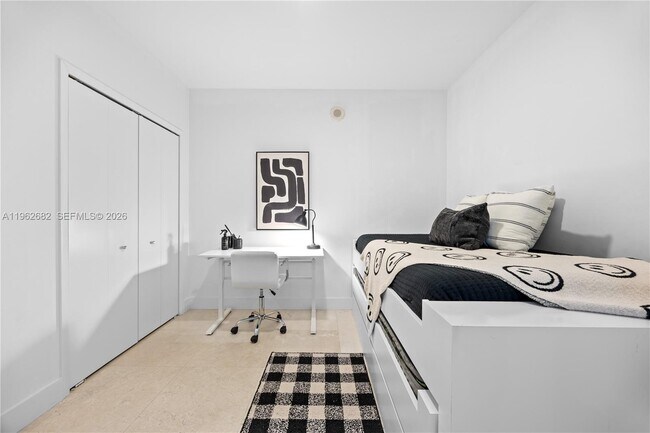 Building Photo - 17001 Collins Ave